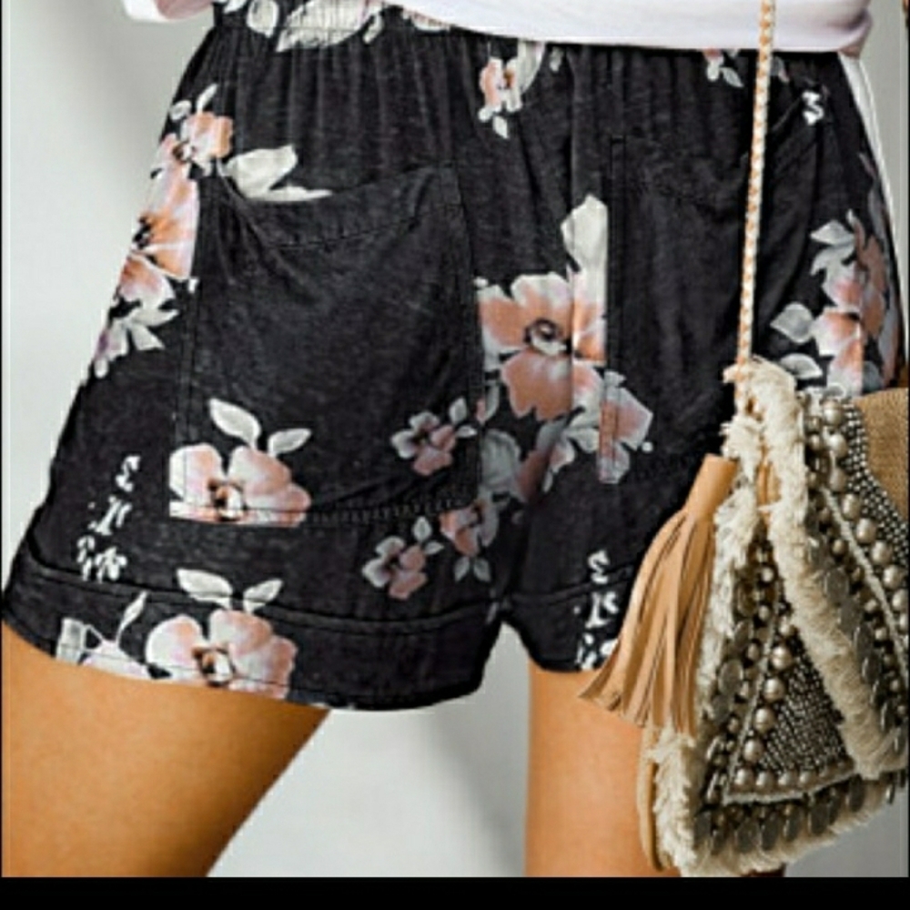 Ladies black floral shorts - Picture 4 of 12